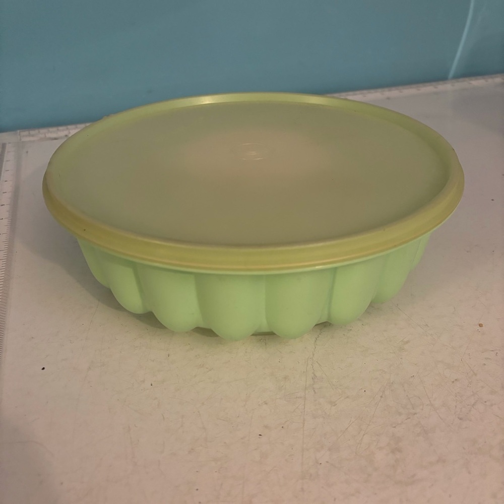 Vintage Tupperware jel-n-serve jello mold green with white semi-translucent lid